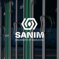 Photo du nouveau logo de SANIM, en blanc
