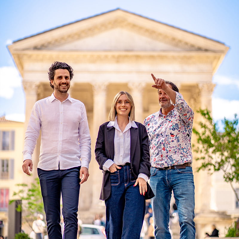 Photo de l'équipe de L'Agence, aux pieds de la Maison Carrée à Nîmes