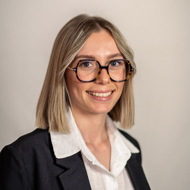 Photo portrait couleur d'une collaboratrice de L'Agence