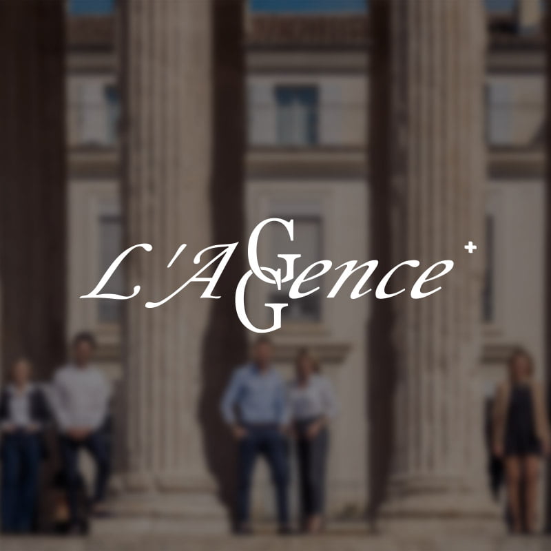 Miniature de la référence de l'Agence. Photo de l'équipe avec leur logo au milieu