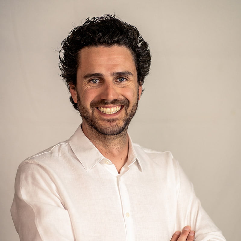 Photo portrait couleur d'un collaborateur de L'Agence