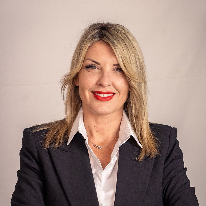 Photo portrait couleur d'une des associés de L'Agence, agence immobilière